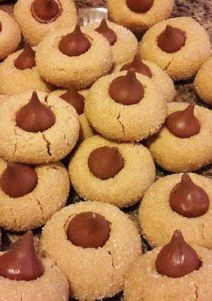 Una foto de Galletas de crema de cacahuate y chocolate kiss