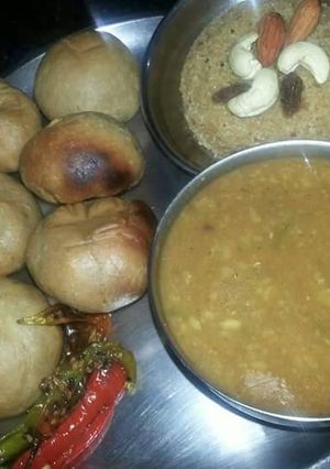 A picture of Daal baati churma.