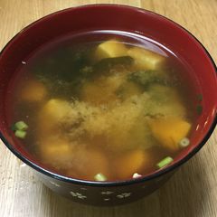A picture of Miso soup with Tofu and Wakame.