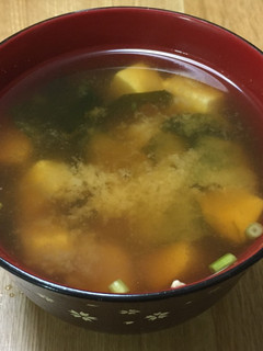 A picture of Miso soup with Tofu and Wakame.