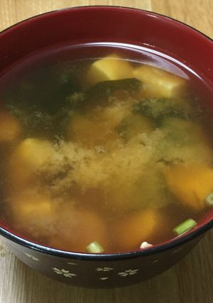 A picture of Miso soup with Tofu and Wakame.