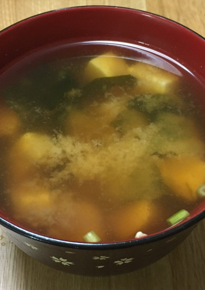 A picture of Miso soup with Tofu and Wakame.