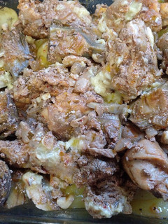 Una foto de Conejo con alchofas y patatas al horno 🥣