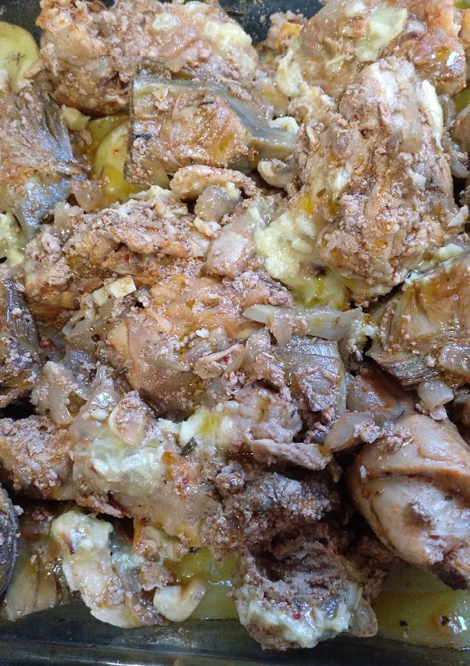 Una foto de Conejo con alchofas y patatas al horno 🥣