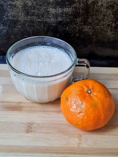 Una foto de Licuado de mandarina y yogur casero a la canela 🍹