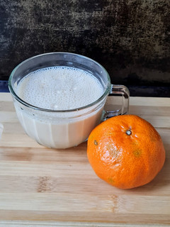 Una foto de Licuado de mandarina y yogur casero a la canela 🍹