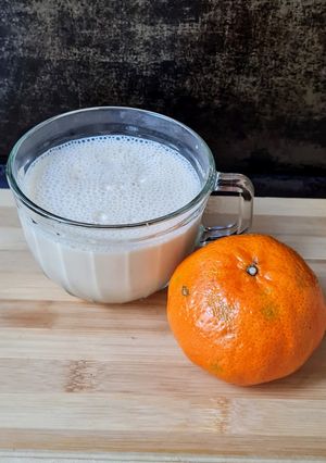 Una foto de Licuado de mandarina y yogur casero a la canela 🍹
