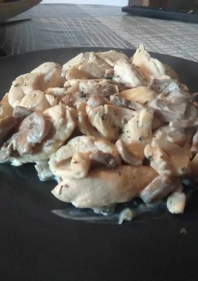 Una foto de 🐤 Pollo con crema de champiñones