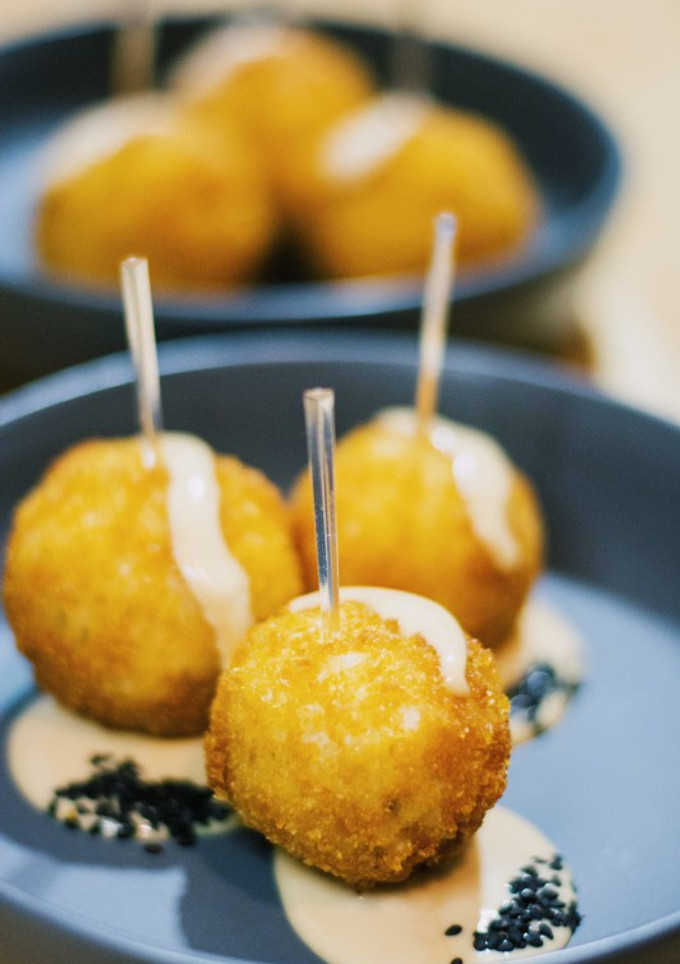 Una foto de Bolitas de arroz frito rellenas de bonito y mayonesa de soja
