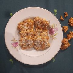 A picture of Murmura Chikki.