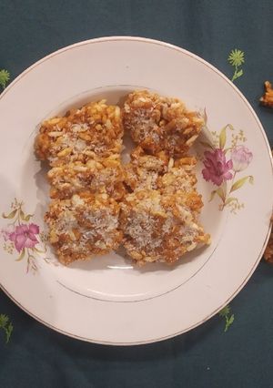 A picture of Murmura Chikki.