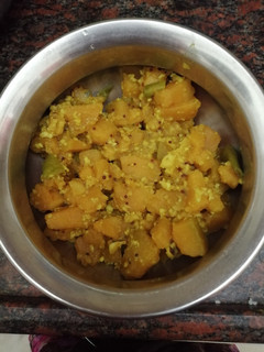 மஞ்சள் பூசணிக்காய் பொரியல (Manjal poosanikkaai poriyal recipe in tamil) செய்முறை முக்கிய புகைப்படம்
