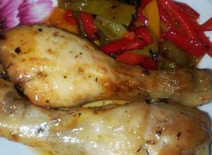 Foto di Pollo alla birra al forno con contorno di peperoni