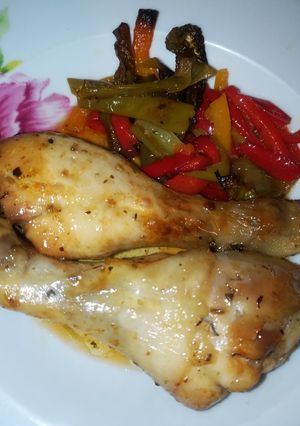 Foto di Pollo alla birra al forno con contorno di peperoni