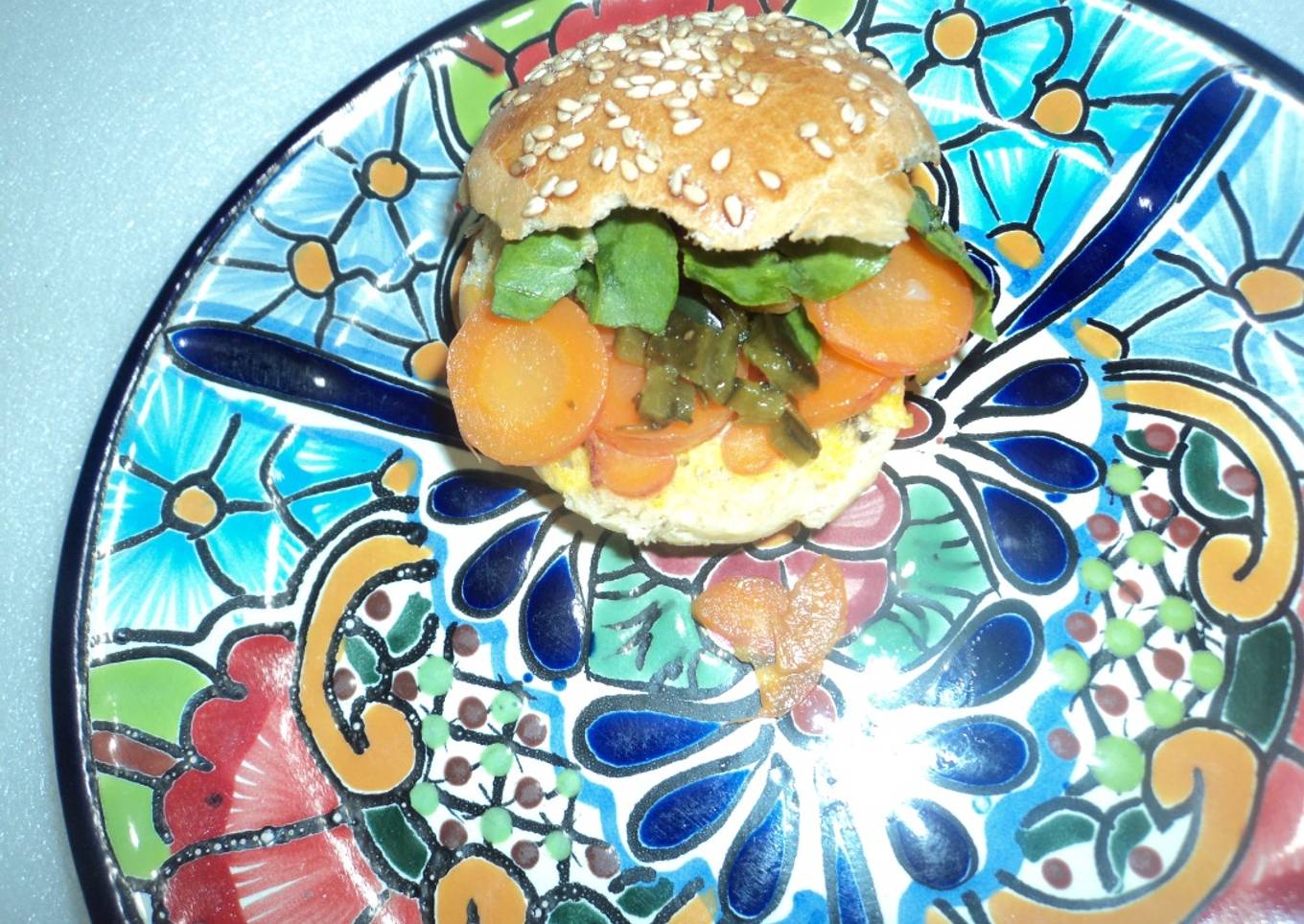 Semita de zanahorias encurtidas y nopal asado con mayonesa de jalapeño