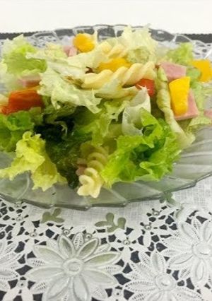 Una foto de Ensalada con aderezo de durazno