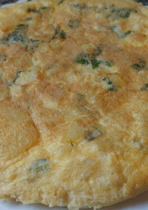 Una foto de Tortilla de patatas, ajos y hierbabuena