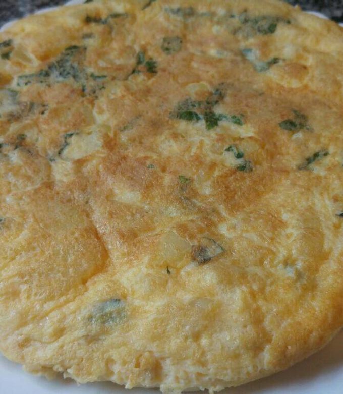 Foto principal de Tortilla de patatas, ajos y hierbabuena