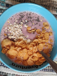 Una foto de Smoothie bowl de frutas con cereales realfooder, con Mambo