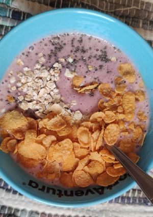 Una foto de Smoothie bowl de frutas con cereales realfooder, con Mambo