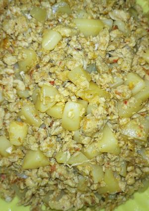 A picture of Scramble egg with potato.