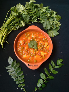 વટાણા બટાકા નુ શાક (Vatana Bataka Shak Recipe In Gujarati) રેસીપી મુખ્ય ફોટો