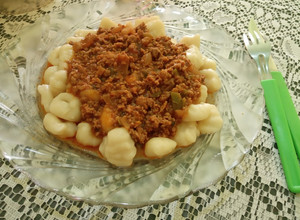 Una foto de Ñoquis de harina con salsa tipo bolognesa 🇺🇾