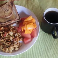 A picture of Easy scrambled eggs #eldybreakfast.