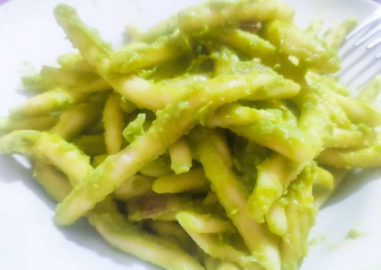 Fusilli fatti in casa con crema di piselli e guanciale