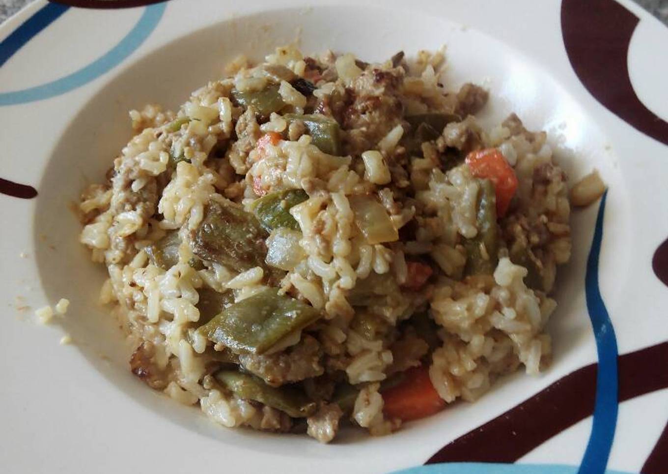 Arroz frito con verduras y carne picada