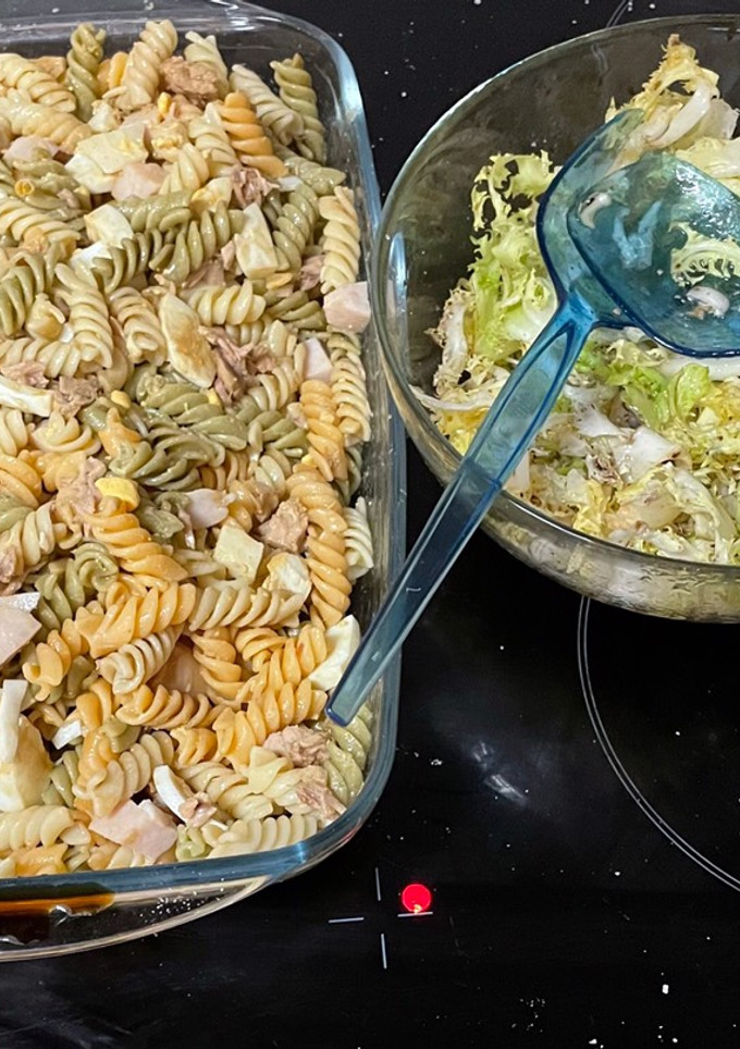 Una foto de Ensalada de pasta con huevo cocido cebolleta y bonito del norte