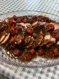 Rôti de porc mariné aux carottes et herbes aromatiques