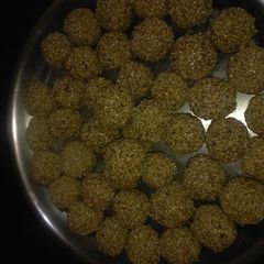 A picture of Til ke ladoo.