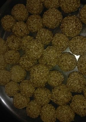A picture of Til ke ladoo.