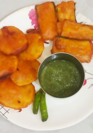 आलू बैंगन पकौड़े (Aloo baingan pakode recipe in Hindi) रेसिपी मुख्य फोटो
