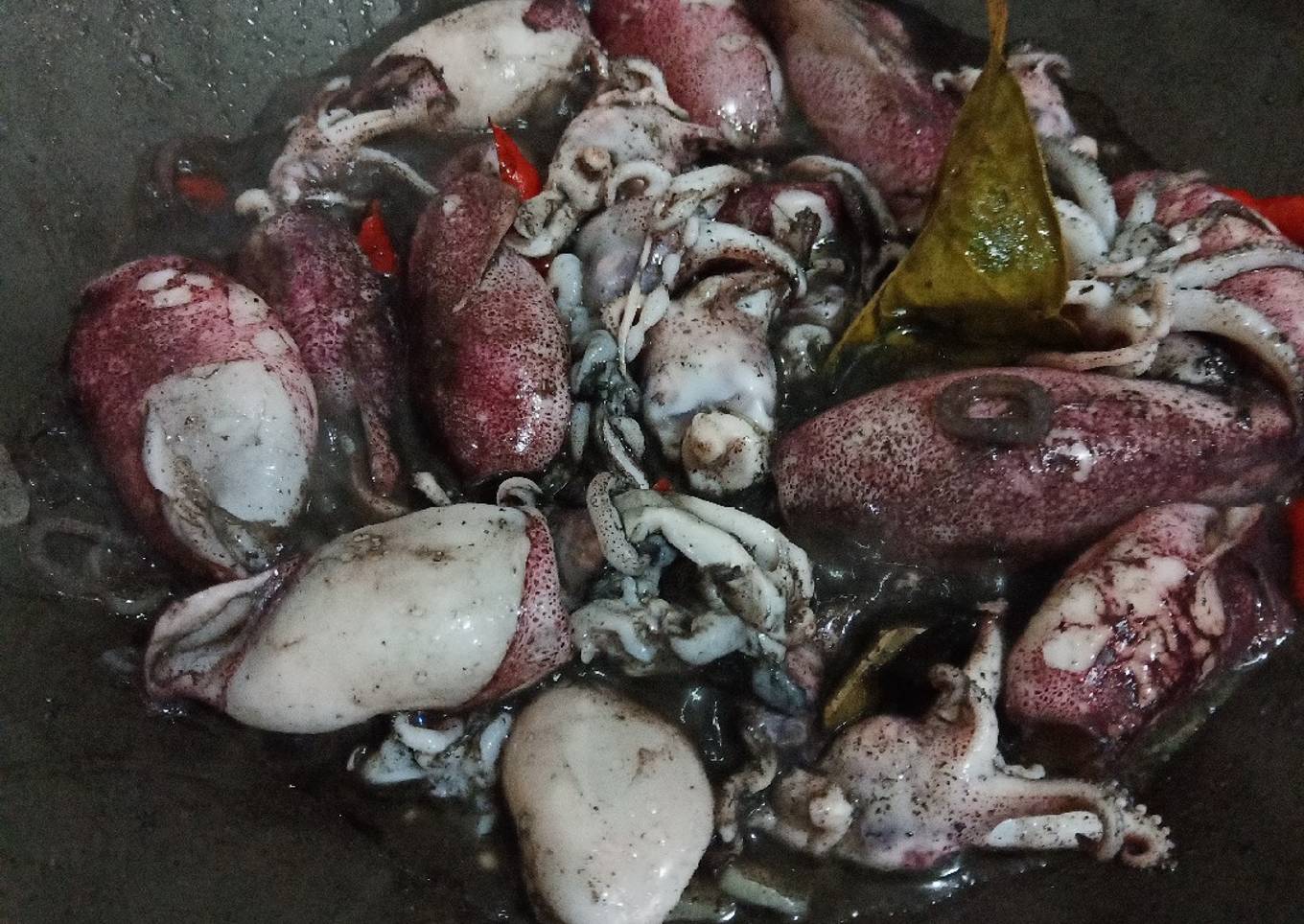 Cumi-cumi hitam yang nikmat dan menenangkan