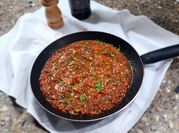 Una foto de salsa puttanesca