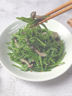 減脂菜單-鴻喜菇炒水蓮2人份約106kcal,健康蔬食 的食譜成品照片