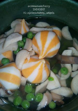 A picture of Clear Soup with Cheese Balls and King Oyster Mushroom.