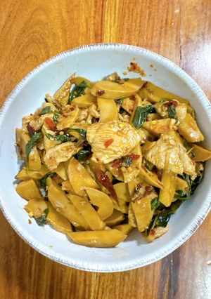 รูปของ ผัดหน่อไม้ใบโหระพาใส่ไก่