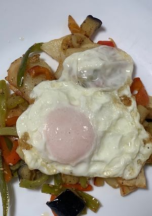 Una foto de Verduras salteadas con huevo frito