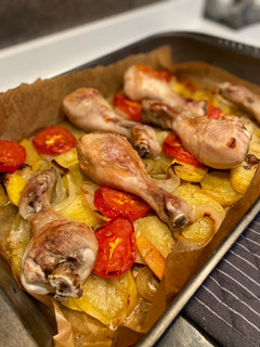 Una foto de Muslitos de pollo con cama de verduritas