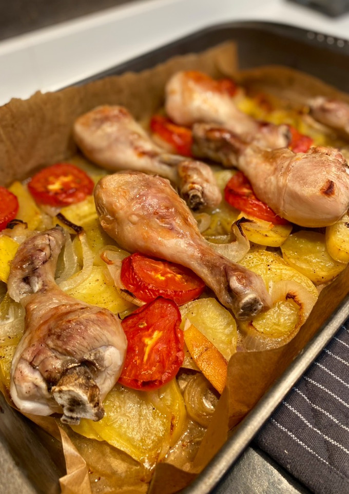 Una foto de Muslitos de pollo con cama de verduritas