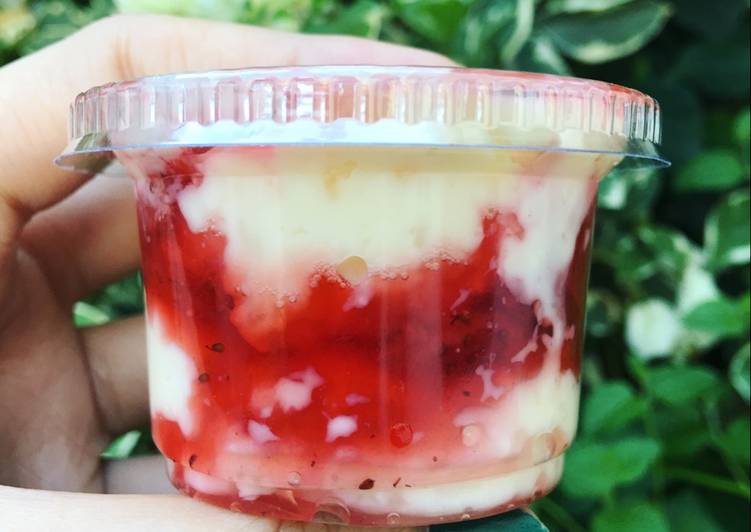 Resep Cheesecake Strawberry in a cup Anti Gagal