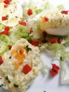 Una foto de Huevos rellenos/pollo a la crema