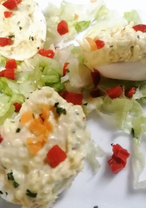 Una foto de Huevos rellenos/pollo a la crema