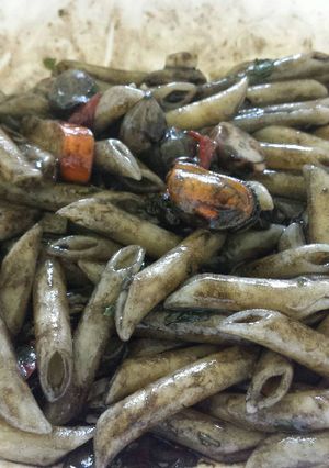 Una foto de Mixto de mariscos en tinta de calamar