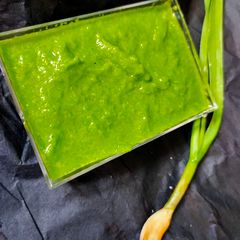 A picture of Green garlic chutney.