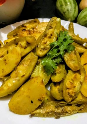 परवल आलू की सब्जी (आसान,त्वरित, स्वादिष्ट) रेसिपी मुख्य फोटो
