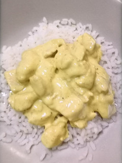 Una foto de Pollo al curry con arroz